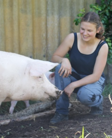 Nicole Fuhrimann bei einem Schwein